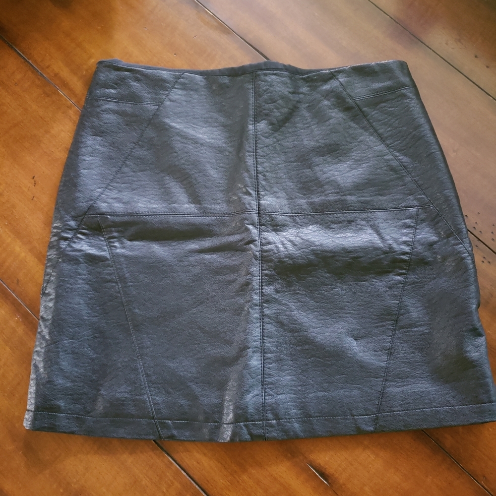 🌺H&M Divided Faux Leather Mini Skirt